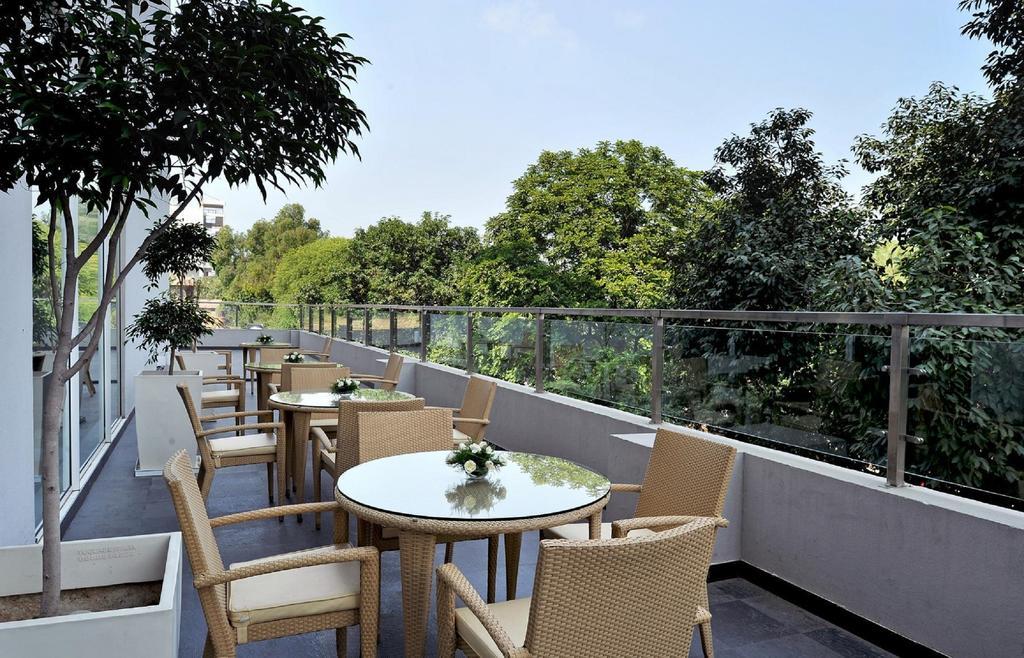 Hometel Chandigarh Chandīgarh Exterior foto