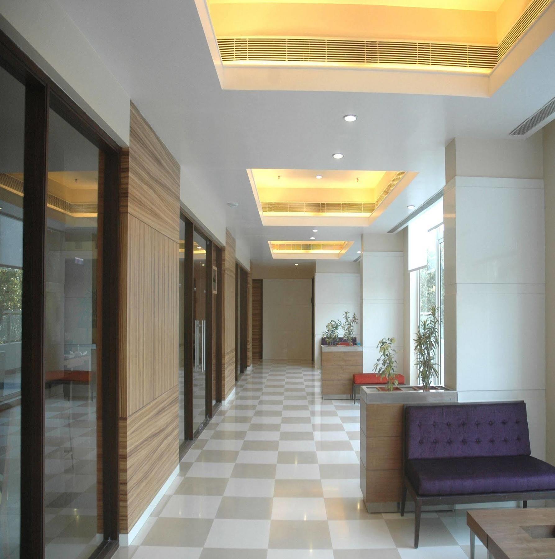 Hometel Chandigarh Chandīgarh Exterior foto